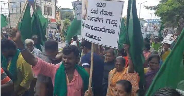 ನಟ ದರ್ಶನ್‌ಗೆ ಗಲ್ಲು ಶಿಕ್ಷೆ ನೀಡಬೇಕು ! ಮಂಡ್ಯದಲ್ಲಿ ರೈತ ಸಂಘದ ಆಕ್ರೋಶ !