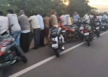 ದರ್ಶನ್ ನೋಡಲು ಮುಗಿಬಿದ್ದ ಜನ ! ಚಿತ್ರದುರ್ಗದಲ್ಲಿ ಸ್ಪಾಟ್ ಮಹಜರ್ ವೇಳೆ ಜನಸ್ತೋಮ !