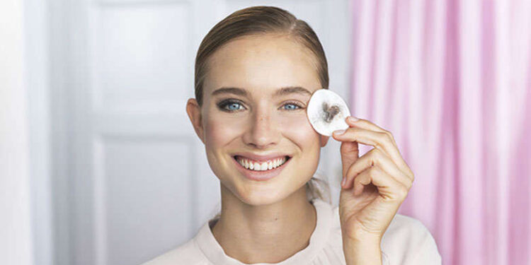 ಕಣ್ಣಿಗೆ ಹಚ್ಚಿದಂತ ಕಾಡಿಗೆಯನ್ನು ತೆಗೆದುಹಾಕಲು ಈ ಟಿಪ್ಸನ್ನ ಬಳಸಿ.!