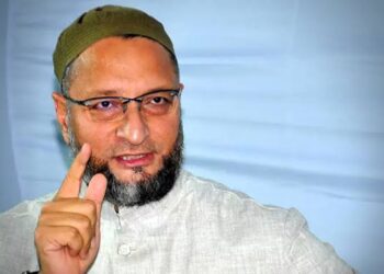 ಅಸಾದುದ್ದೀನ್ ಒವೈಸಿ ಮನೆಗೆ ಮಸಿ ಬಳಿದು ಆಕ್ರೋಶ ! ಘಟನೆ ಖಂಡಿಸಿದ ಸಂಸದ ಒವೈಸಿ ! 