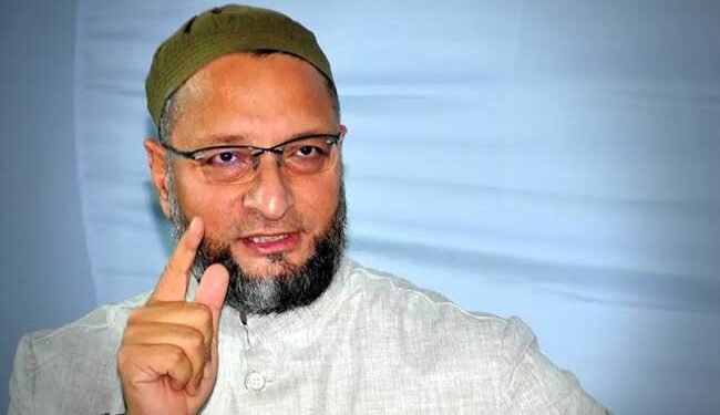 ಅಸಾದುದ್ದೀನ್ ಒವೈಸಿ ಮನೆಗೆ ಮಸಿ ಬಳಿದು ಆಕ್ರೋಶ ! ಘಟನೆ ಖಂಡಿಸಿದ ಸಂಸದ ಒವೈಸಿ ! 