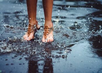 Monsoon Footwear: ಮಳೆಗಾಲಕ್ಕೆ ಬೇಕಾದಂತಹ ವಿಭಿನ್ನವಾದ ಫೂಟ್ ವೇರ್ ಗಳು ಮಾರ್ಕೆಟ್ನಲ್ಲಿ ಟ್ರೆಂಡಿಂಗ್.!