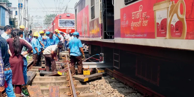 ಮುಂಬೈ ಲೋಕಲ್ ಟ್ರೈನ್ ಅಪಘಾತಗಳಲ್ಲಿ ಹೆಚ್ಚಿದ ಪ್ರಯಾಣಿಕರ ಮರಣ ; ನಾಚಿಕೆ ಎಂದ ಮುಂಬೈ ಹೈ ಕೋರ್ಟ್