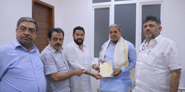 ಸಿಎಂ ಸಿದ್ದರಾಮಯ್ಯಗೆ ರಾಜೀನಾಮೆ ಪತ್ರ ನೀಡಿದ ನಾಗೇಂದ್ರ