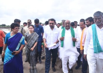 ತುಪ್ಪರಿಹಳ್ಳ, ಬೆಣ್ಣೆಹಳ್ಳ ಪ್ರವಾಹ ಹಾನಿ ಪ್ರದೇಶ ವೀಕ್ಷಿಸಿದ ಸಚಿವ ಸಂತೋಷ ಲಾಡ್