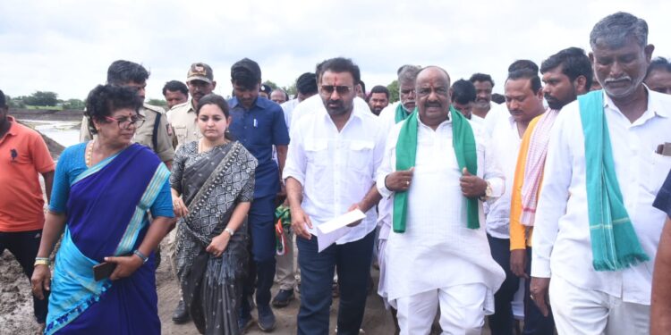 ತುಪ್ಪರಿಹಳ್ಳ, ಬೆಣ್ಣೆಹಳ್ಳ ಪ್ರವಾಹ ಹಾನಿ ಪ್ರದೇಶ ವೀಕ್ಷಿಸಿದ ಸಚಿವ ಸಂತೋಷ ಲಾಡ್