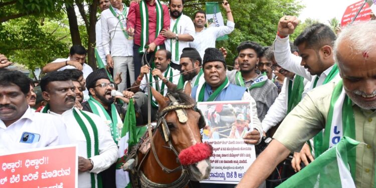 ಪೆಟ್ರೋಲ್, ಡೀಸೆಲ್ ಮೇಲೆ ತೆರಿಗೆ ವಿಧಿಸಿದ ಕಾಂಗ್ರೆಸ್ ಸರಕಾರದ ವಿರುದ್ಧ ಜೆಡಿಎಸ್ ಪ್ರತಿಭಟನೆ