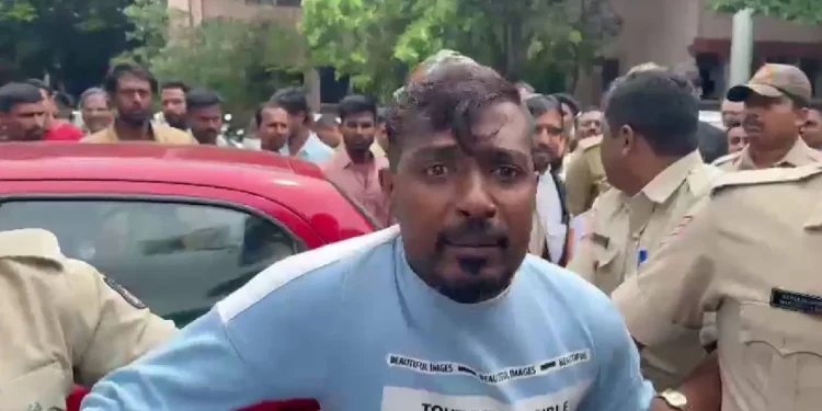 ಕೋರ್ಟ್ ಆವರಣದಲ್ಲಿಯೇ ಪಾಕ್ ಪರ ಘೋಷಣೆ; ಧರ್ಮದೇಟು