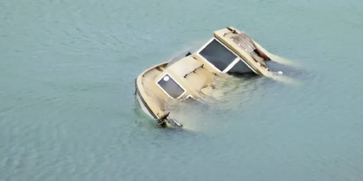 ದೋಣಿ ಮುಳುಗಿದ ಪರಿಣಾಮ 8 ಜನ ಬಲಿ!