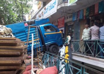 ಫುಟ್ ಪಾತ್ ಏರಿ ಅಂಗಡಿಗೆ ನುಗ್ಗಿದ  ಗೂಡ್ಸ್ ವಾಹನ ! ಬೈಕ್ ಸವಾರನ ಕಾಲು ಮುರಿತ ! 