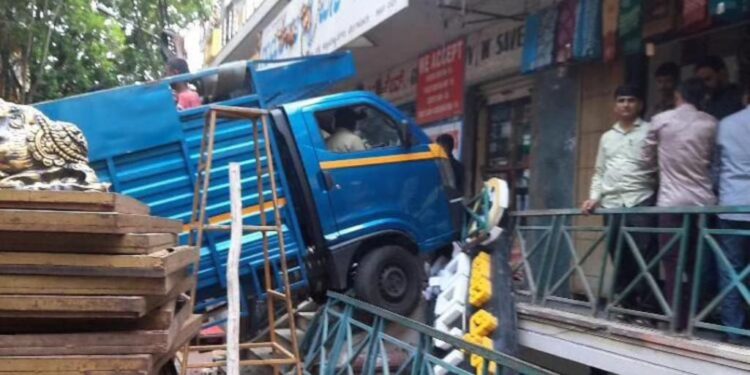 ಫುಟ್ ಪಾತ್ ಏರಿ ಅಂಗಡಿಗೆ ನುಗ್ಗಿದ ಗೂಡ್ಸ್ ವಾಹನ ! ಬೈಕ್ ಸವಾರನ ಕಾಲು ಮುರಿತ !