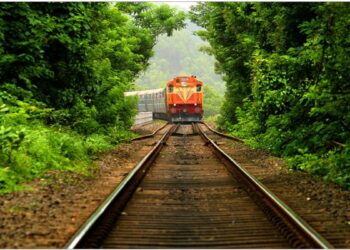 ಭಾರೀ ಮಳೆ ಕೊಂಕಣ ರೈಲ್ವೆ ಸೇವೆ ಸ್ಥಗಿತ..!!