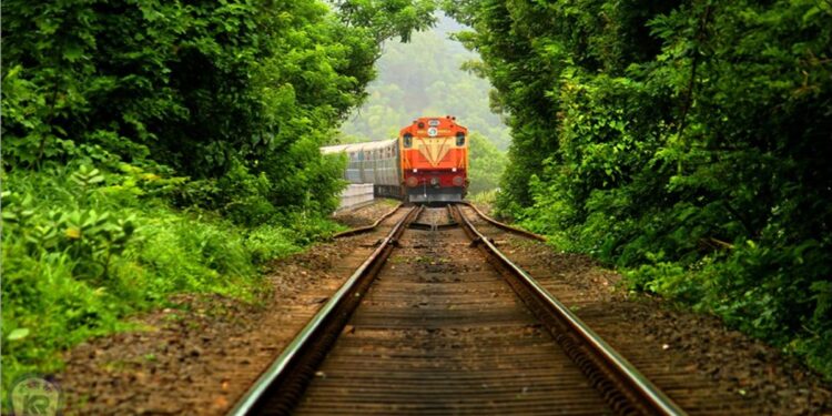 ಭಾರೀ ಮಳೆ ಕೊಂಕಣ ರೈಲ್ವೆ ಸೇವೆ ಸ್ಥಗಿತ..!!