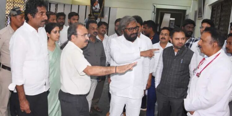 ಬ್ರಿಮ್ಸ್ಗೆ ಸಚಿವ ಈಶ್ವರ ಖಂಡ್ರೆ ಭೇಟಿ; ಡೆಂಗಿ ನಿಯಂತ್ರಿಸಲು ಸೂಚನೆ