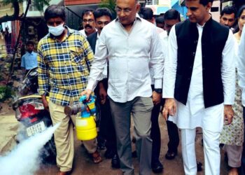 ಜನರಲ್ಲಿ ಡೆಂಘೀ ಜಾಗೃತಿ: ರಾಜಧಾನಿಯಲ್ಲಿ ಸ್ವತಃ ಫೀಲ್ಡಿಗಿಳಿದ ಆರೋಗ್ಯ ಸಚಿವ ದಿನೇಶ್ ಗುಂಡೂರಾವ್