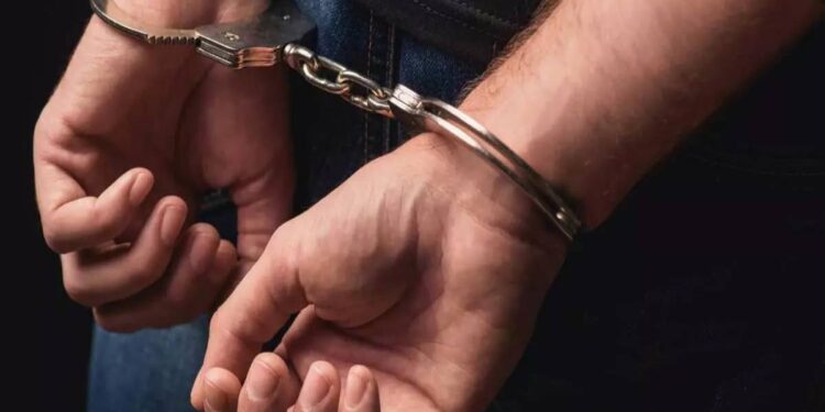 ತಹಶೀಲ್ದಾರ್ ಕಚೇರಿಯಲ್ಲಿ ಶಿರಸ್ತೇದಾರ್ಗೆ ಚಾಕು ಇರಿತ: ಇಬ್ಬರ ಬಂಧನ