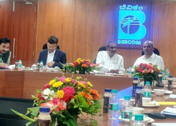 ಇಂಧನ ಸಚಿವ ಕೆ. ಜೆ. ಜಾರ್ಜ್ ಅವರು ಬೆಂಗಳೂರಿನ ಬೆಳಕು ಭವನದಲ್ಲಿ ಬುಧವಾರ ಸಭೆ ನಡೆಸಿದರು.