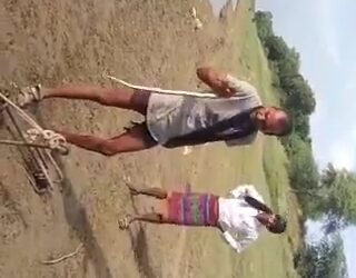 ವಿಷಕಾರಿ ಹಾವನ್ನು ಕಚ್ಚಿ ತಿಂದು ವಿಕೃತಿ ಮೆರೆದ ಭೂಪ : ವಿಡಿಯೋ ವೈರಲ್