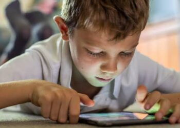 ಮಕ್ಕಳಲ್ಲಿ ಮೊಬೈಲ್ ಬಳಕೆ ಅತಿಯಾಗಿದ್ಯಾ?ಈ ಅಭ್ಯಾಸವನ್ನ ಬಿಡಿಸಲು ಈ ಸಿಂಪಲ್ ಟಿಪ್ಸ್  ಫಾಲೋ ಮಾಡಿ.!