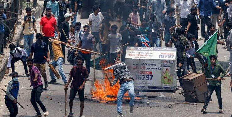 ವಿಕೋಪಕ್ಕೆ ತಿರುಗಿದ ವಿದ್ಯಾರ್ಥಿ ಪ್ರತಿಭಟನೆ ! ಬಾಂಗ್ಲಾದೇಶದಲ್ಲಿ ಹಿಂಸಾಚಾರಕ್ಕೆ 32 ಬಲಿ !