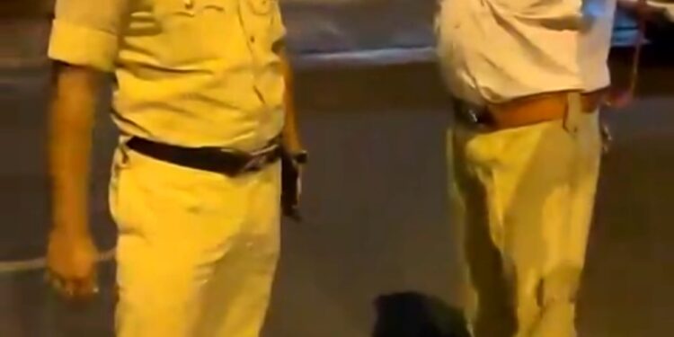 ಬೆಂಗಳೂರು ಪೊಲೀಸರಲ್ಲಿ ಮರೆಯಾಯ್ತಾ ಮಾನವೀಯತೆ..? ವ್ಯಕ್ತಿ ಪ್ರಾಣ ಹೋಗ್ತಿದ್ರೂ ಸುಮ್ಮನೆ ನಿಂತಿದ್ದು ಏಕೆ..? ಸೋಶಿಯಲ್ ಮಿಡಿಯಾದಲ್ಲಿ ವಿಡಿಯೋ ವೈರಲ್..