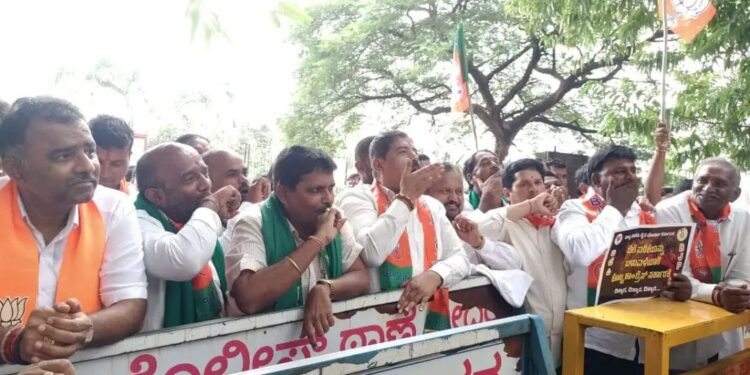 ಹಾಲಿನ ದರ ಏರಿಕೆಗೆ ಖಂಡನೆ: ಬೊಬ್ಬೆ ಹೊಡೆದು ಬಿಜೆಪಿ ಕಾರ್ಯಕರ್ತರ ಪ್ರತಿಭಟನೆ..!!