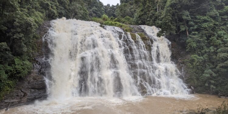 ಕೊಡಗಿನಾದ್ಯಂತ ಜಲಧಾರೆ, ಕೆರೆಗಳಿಗೆ ಇಳಿಯುವುದಕ್ಕೆ ನಿಷೇಧ ಹೇರಿದ ಜಿಲ್ಲಾಧಿಕಾರಿ
