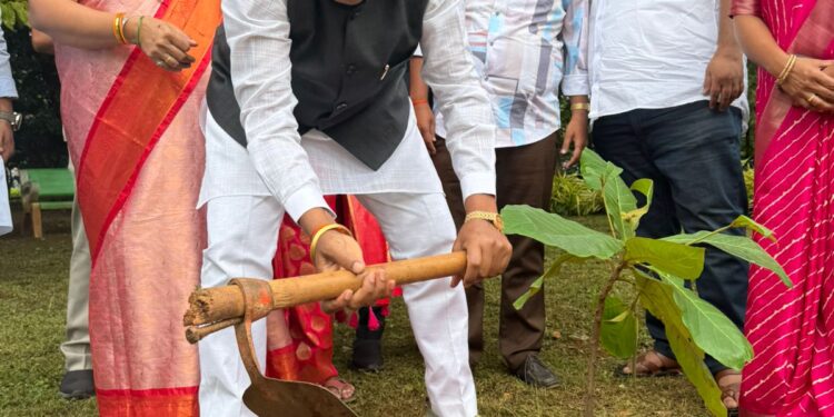 ವಿಧಾನಸೌಧ ಆವರಣದಲ್ಲಿ ಸಸಿ ನೆಟ್ಟ ಶಾಸಕ ಪ್ರಭು ಚವ್ಹಾಣ