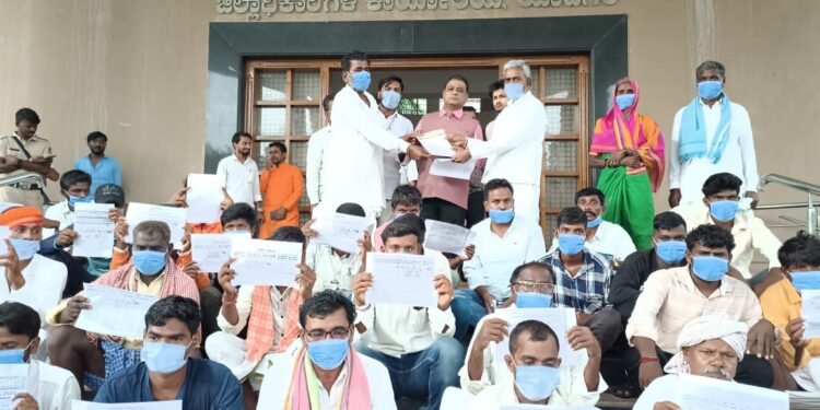 ಮಾಸ್ಕ್ ಧರಿಸಿ ಪತ್ರಿಕೆ ವರದಿಗಳು ಹಿಡಿದು ಮೌನ ಪ್ರತಿಭಟನೆ..