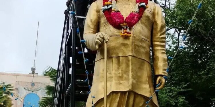 ಕಲಬುರಗಿ ‌| ಪ್ರತಿಮೆಗೆ ಅಲಂಕಾರ ಮಾಡದೆ ಅಗೌರವ; ಆರೋಪ