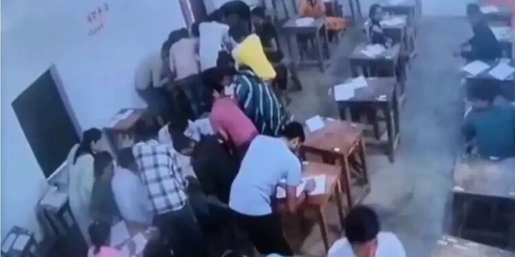 ಮಧ್ಯಪ್ರದೇಶ |ಸಾಮೂಹಿಕ ನಕಲು ಮಾಡಿದ ವಿದ್ಯಾರ್ಥಿಗಳು, ವಿಡಿಯೋ ವೈರಲ್