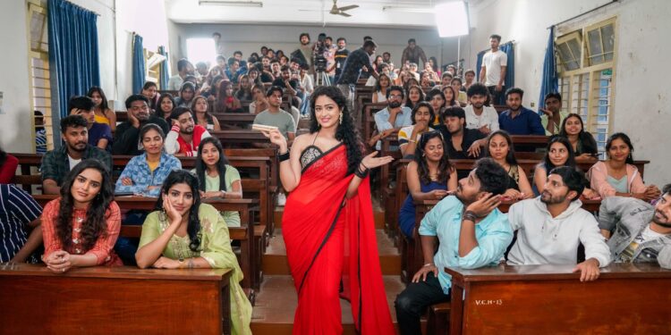 “ಮುದುಡಿದ ಎಲೆಗಳು” ಚಿತ್ರದಲ್ಲಿ ಬಾಲಿವುಡ್ ಹಾಗೂ ಟಾಲಿವುಡ್ ನಟಿ ಅಪ್ಸರ ರಾಣಿ . ‌