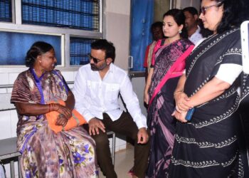 ಧಾರವಾಡ ಜಿಲ್ಲಾಸ್ಪತ್ರೆ ಹಾಗೂ ಕಿಮ್ಸ್‌ಗೆ ಜಿಲ್ಲಾ ಉಸ್ತುವಾರಿ ಸಚಿವ ಸಂತೋಷ್‌ ಲಾಡ್‌ ಭೇಟಿ