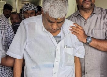 ದೇವಾಲಯದ ಹೊರಗೆ ಜಾರಿ ಬಿದ್ದ ಶಾಸಕ ರೇವಣ್ಣ: ಪಕ್ಕೆಲುಬಿನಲ್ಲಿ ಬಿರುಕು.