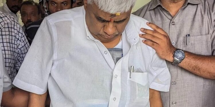 ದೇವಾಲಯದ ಹೊರಗೆ ಜಾರಿ ಬಿದ್ದ ಶಾಸಕ ರೇವಣ್ಣ: ಪಕ್ಕೆಲುಬಿನಲ್ಲಿ ಬಿರುಕು.