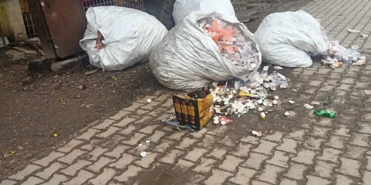 ಕಸದ ತ್ಯಾಜ್ಯ ಮತ್ತು ಎಣ್ಣೆ ಕಾಲಿ ಬಾಟಲ್ ಗಳು ರೋಡಿನಲ್ಲಿ ಬಿದ್ದಿರುವುದನ್ನು ಕೇಳದ ಪುರಸಭೆ…