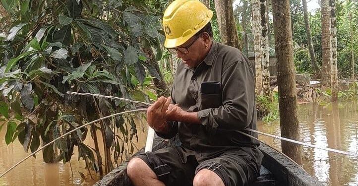 ದೋಣಿಯಲ್ಲಿ ತೆರಳಿ ವಿದ್ಯುತ್‌ ಲೈನ್‌ ದುರಸ್ಥಿಪಡಿಸಿದ ಲೈನ್‌ ಮ್ಯಾನ್‌ ಗೆ ವ್ಯಾಪಕ ಮೆಚ್ಚುಗೆ..!!