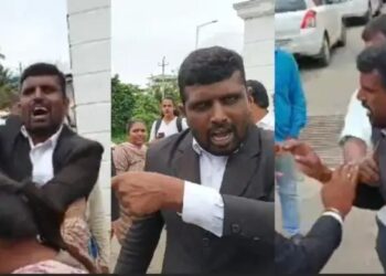 ಕೋರ್ಟ್‌ ಮುಂದೆಯೇ ಮಹಿಳೆಗೆ ರಕ್ತ ಬರುವಂತೆ ಬಾರಿಸಿದ ವಕೀಲ..!