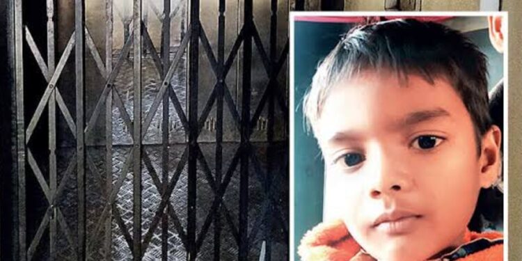 ಲಿಫ್ಟ್ ನಲ್ಲಿ ತಲೆ ಸಿಲುಕಿಕೊಂಡು 15 ವರ್ಷದ ಬಾಲಕ ಮರಣ