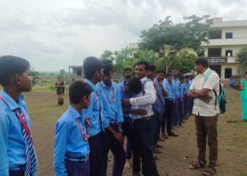 ಬೀದರ್ | ಶಿಕ್ಷಕ ವರ್ಗಾವಣೆ:ಕಣ್ಣೀರ ವಿದಾಯ ಹೇಳಿದ ಮಕ್ಕಳು