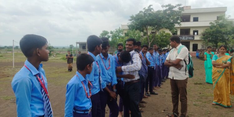 ಬೀದರ್ | ಶಿಕ್ಷಕ ವರ್ಗಾವಣೆ:ಕಣ್ಣೀರ ವಿದಾಯ ಹೇಳಿದ ಮಕ್ಕಳು