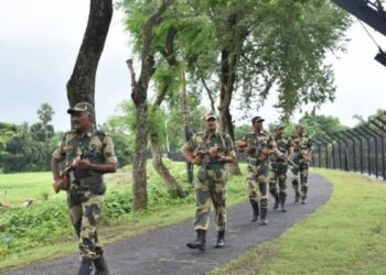 ಪಶ್ಚಿಮ ಬಂಗಾಳದ ಬಾಂಗ್ಲಾ ಗಡಿಯಲ್ಲಿ  ಜಮಾಯಿಸಿ ಭಾರತದೊಳಗೆ ನುಸುಳಲು ಅವಕಾಶ ಕೋರಿದ ನೂರಾರು ನಾಗರಿಕರು