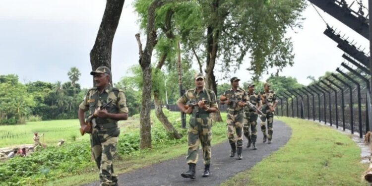 ಪಶ್ಚಿಮ ಬಂಗಾಳದ ಬಾಂಗ್ಲಾ ಗಡಿಯಲ್ಲಿ  ಜಮಾಯಿಸಿ ಭಾರತದೊಳಗೆ ನುಸುಳಲು ಅವಕಾಶ ಕೋರಿದ ನೂರಾರು ನಾಗರಿಕರು