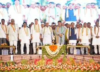 ಸಿಎಂ ಜೊತೆ ನಾವಿದ್ದೇವೆ, ರಾಜೀನಾಮೆ ಕೊಡಲು ಬಿಡಲ್ಲ; ಜನಾಂದೋಲನ ಸಭೆಯಲ್ಲಿ ಮೊಳಗಿದ ಧ್ವನಿ