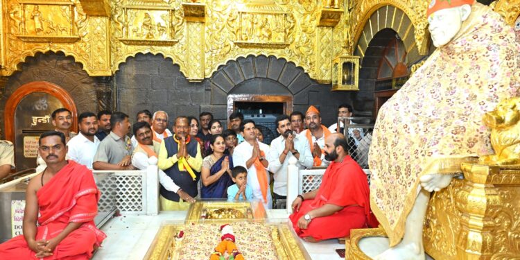 ಕಾರ್ಯಕರ್ತರೊಂದಿಗೆ ಶಾಸಕ ಪ್ರಭು ಚವ್ಹಾಣ, ಶರಣು ಸಲಗರ್ ಶಿರಡಿ ಸಾಯಿಬಾಬಾ ದರ್ಶನ