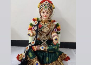 Festival Vibe: ಮಾರುಕಟ್ಟೆಯಲ್ಲಿ ಜನರ ಕಣ್ಮನ ಸೆಳೆಯುತ್ತಿವೆ ರೆಡಿಮೇಡ್ ವರಮಹಾಲಕ್ಷ್ಮಿ ಮೂರ್ತಿಗಳು!