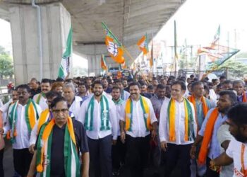 ಎರಡನೇ ದಿನದ ಪಾದಯಾತ್ರೆಯಲ್ಲಿ ಮೈತ್ರಿ ನಾಯಕರ ಅಬ್ಬರ! ಸರ್ಕಾರದ ವಿರುದ್ಧ ಮುಗಿಬಿದ್ದ ದೋಸ್ತಿಗಳು !