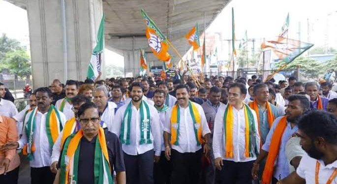 ಎರಡನೇ ದಿನದ ಪಾದಯಾತ್ರೆಯಲ್ಲಿ ಮೈತ್ರಿ ನಾಯಕರ ಅಬ್ಬರ! ಸರ್ಕಾರದ ವಿರುದ್ಧ ಮುಗಿಬಿದ್ದ ದೋಸ್ತಿಗಳು !