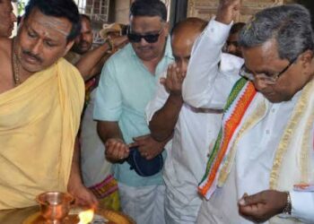 ನಾಡಿನ ಅಧಿದೇವತೆ ಚಾಮುಂಡಿಯ ಮೊರೆ ಹೋದ ಸಿಎಂ ! ಸಮಾವೇಶ ಯಶಸ್ವಿ ಬೆನ್ನಲ್ಲೇ ಬೆಟ್ಟಕ್ಕೆ ಭೇಟಿ !