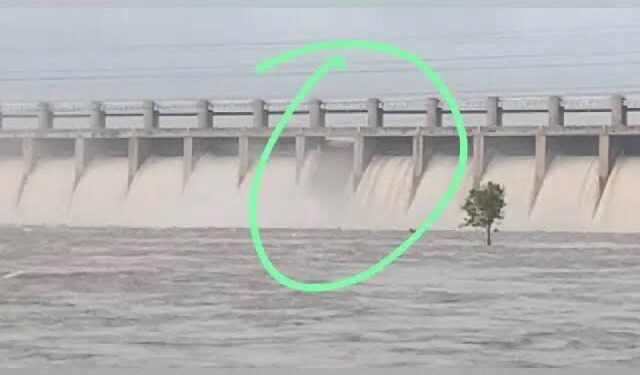 ರಾತ್ರೋ-ರಾತ್ರಿ ಮುರಿದುಬಿದ್ದ ತುಂಗಭದ್ರಾ ಡ್ಯಾಂ ನ ಗೇಟ್ ! ಪ್ರವಾಹದ ಆತಂಕದಲ್ಲಿ ಹಲವು ಗ್ರಾಮಗಳು !